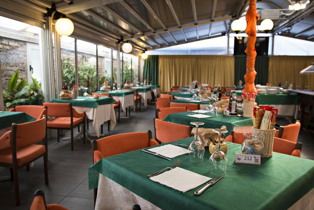 Hotel Ristorante Cigno - Camere And Aparthotel Latisana Exterior foto