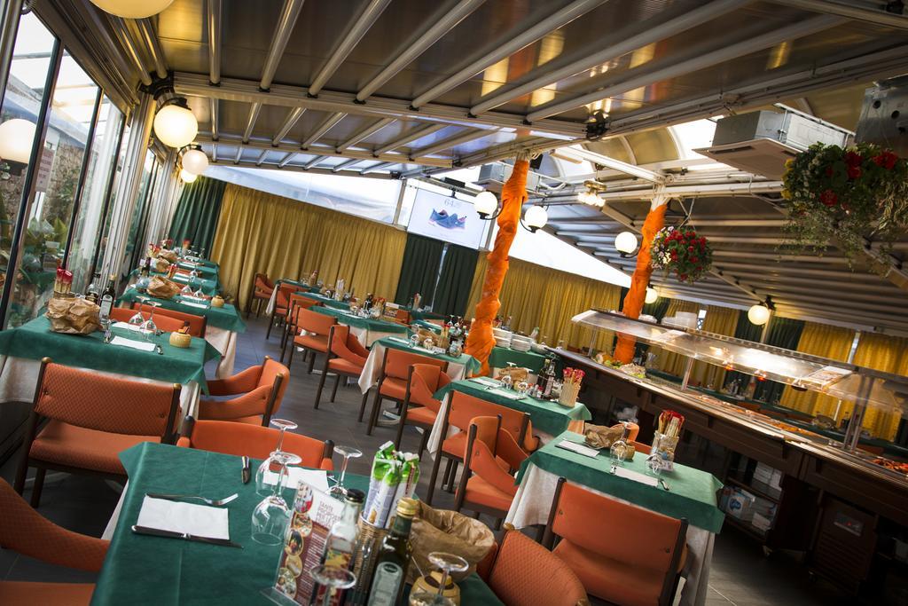 Hotel Ristorante Cigno - Camere And Aparthotel Latisana Exterior foto
