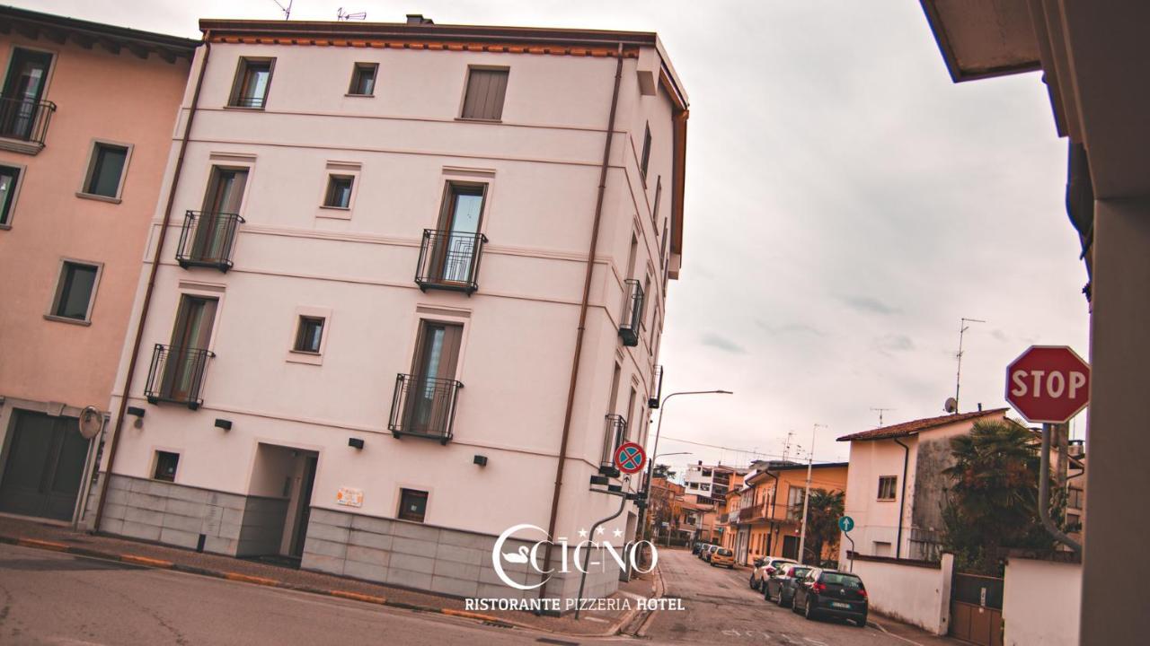 Hotel Ristorante Cigno - Camere And Aparthotel Latisana Exterior foto