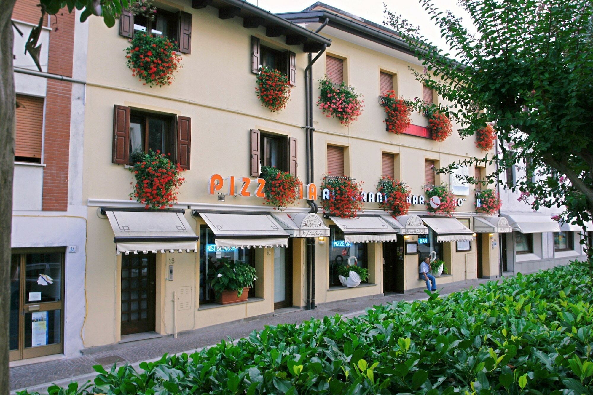 Hotel Ristorante Cigno - Camere And Aparthotel Latisana Exterior foto